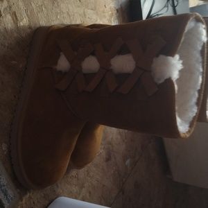 Woman's size 9 kookaburra boots by ugg